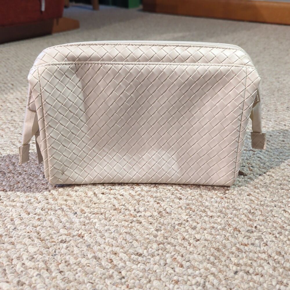 Von Maur Cosmetic Makeup Toiletry Bag Travel Beige Weave Zip Pocket